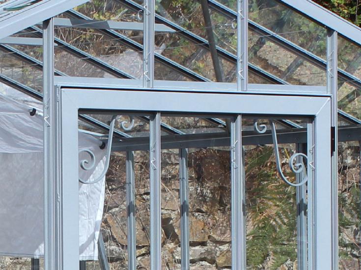 Les parois et la toiture sont en verre trempé 4 mm pour un effet de serre optimum (petits verres en forme de tuiles pour la toiture). Une porte battante (1 m x H.1,95 m) avec serrure.