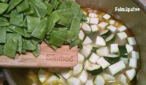 Faire cuire tous les légumes en même temps a comme conséquence de se retrouver avec des courgettes et des haricots verts trop cuits 12-Ajouter les