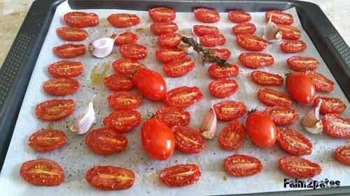en filet sur les demies-tomates, saupoudrer avec une pincée de sel et du poivre.