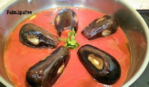 12-Egoutter les pâtes «al dente» puis les remettre dans la casserole, ajouter la sauce tomate dans laquelle ont mijoté les aubergines, bien mélanger puis dresser dans