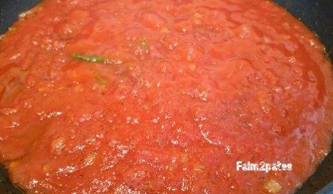 4-Dès que l eau bout, saler et faire cuire les pâtes 5-Egoutter les pâtes «al dente», puis les remettre dans la casserole sur feu doux avec la moitié de la sauce tomate et quelques feuilles de