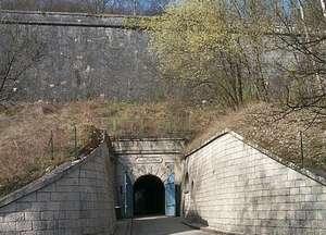 Préparation de la visite de Verdun (19 juin 2012) La Citadelle de Verdun Véritable «ville de l ombre», elle fut construite sous la roche à la fin du XIXè siècle.