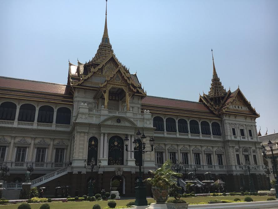 C est un ensemble de temples et de bâtiments très bien décorés à l architecture thaïlandaise.