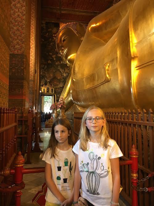 Le Wat Pho (le Bouddha couché): C est un temple de 8 hectares, tout près du Grand Palais, qui tient son nom de la statue du Bouddha couché sur son lit de