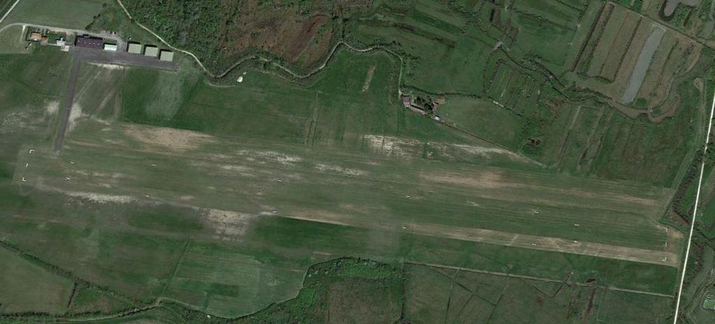 Aérodrome de SAINT PIERRE D OLERON TERRAIN NON CONTRÔLÉ PISTE EN HERBE Balises blanches de piste de chaque côté tous les 60 m