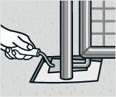 Vous pouvez fixer le poteau, le vantail de porte et le tasseau avec des serre-câbles. 6ème étape de travailune fois le portail placé correctement, vous pouvez bétonner.