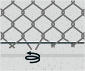 Dépliez les fils de clôture, placez les extrémités autour du fil de tension et repliez les fils de clôture. Sur une section longue, tirez le grillage sur les angles ; il reste en une pièce.