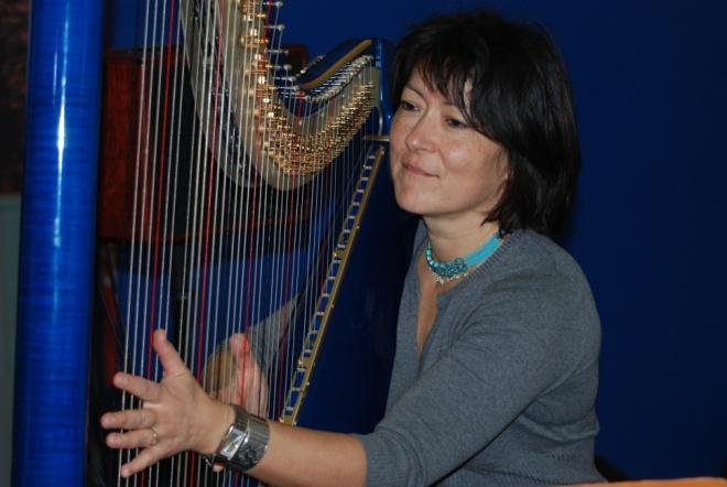 LES ARTISTES Magali Zsigmond, harpiste professionnelle «Des compositions au confluent du classique, sa formation de base.