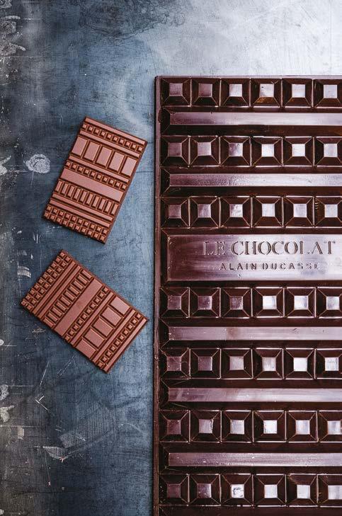 NOS TABLETTES 1 Notre gamme de tablettes de chocolat propose 53 références, révélant ainsi la richesse des origines des fèves et des recettes imaginées par notre chocolatier torréfacteur de cacao.