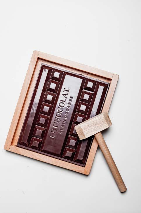 NOS BLOCS DE CHOCOLAT En tablettes géantes, le chocolat noir Alain Ducasse prend une dimension ludique et pratique à la fois.