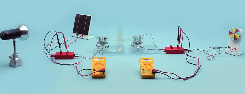 Les radiations lumineuses d une lampe de 75 W (semblables à celles du soleil) se transforment en énergie électrique par un panneau photovoltaïque.