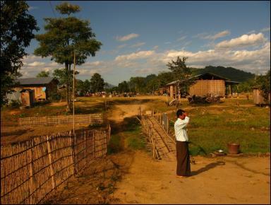 LE PROJET EN DETAIL CONTEXTE LOCAL, PROBLEMES RENCONTRES, BENEFICIAIRES L Etat Kachin, au nord de la Birmanie, est, depuis juin 2011, le théâtre d un conflit qui dure entre les forces de la Kachin