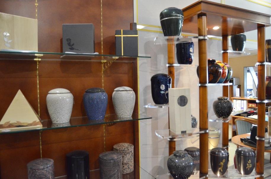 Plusieurs types d urne existent : en bois, en métal, en céramique, en verre, en granit, en carton, biodégradable pour