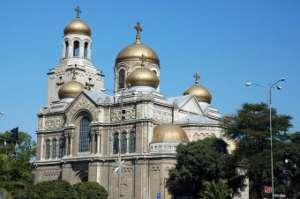 Visite pédestre de la ville avec la cathédrale de Varna copie de la cathédrale de Saint Pétersbourg, le théâtre et le musée de la marine. Déjeuner en cours d excursion.