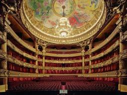 10h00-16h30) Chef-d'oeuvre d'architecture théâtrale du XIXe siècle, le Palais Garnier, construit par Charles Garnier et inauguré en 1875, est la treizième salle d'opéra à Paris depuis la fondation de