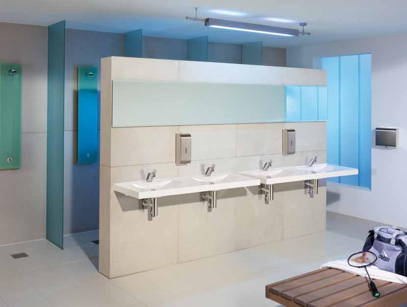 Installation sportive avec deux lavabos doubles RONDA avec mitigeurs à fermeture automatique AQUAMIX-S, série accessoire XINOX.
