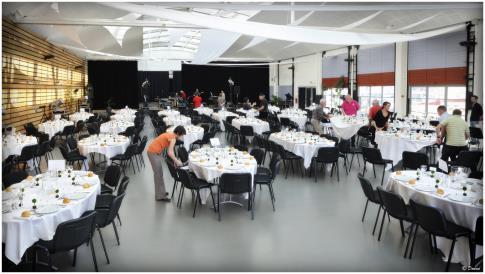 D Espace restauration Restauration prestige Cet espace comprend la mise à disposition de : - 20 tables (ovales 8/10 couverts) - 200 chaises