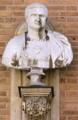 Titus (vdse 116) Buste de l'empereur Titus portant une cuirasse ornée d'une tête de Gorgone et un manteau retenu par une fibule ronde sur l'épaule.