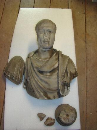 phase de Femme romaine (MV 7504) Ce buste, probablement antique, est de belle facture et doit absolument être restauré pour dévoiler toute