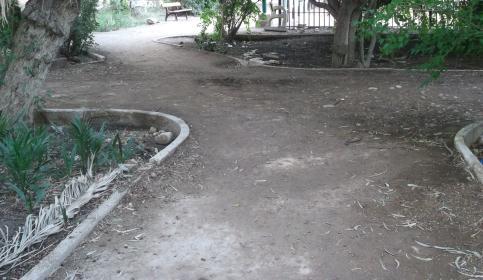 plancher du jardin en terre, reflète le sol naturel, et l intégration des éléments naturels, à l exception de l axe principale du jardin
