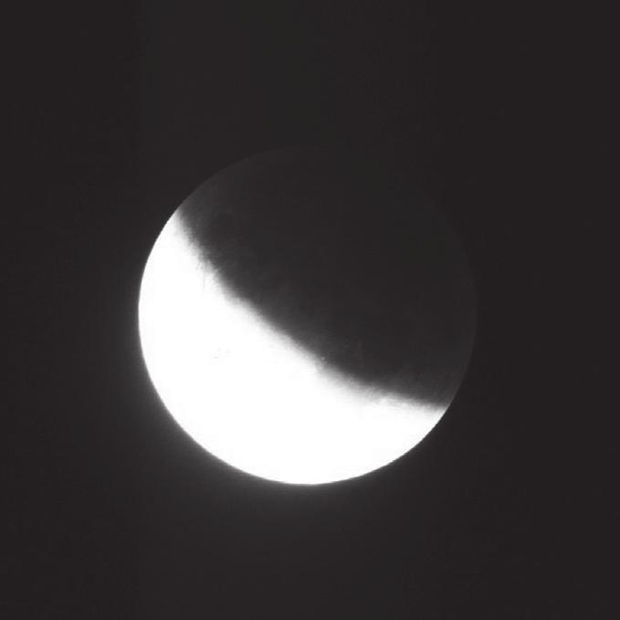 et de la Lune lors d une telle éclipse et la photo ci-dessus montre cette ombre portée. Il ne faut pas confondre cette image avec celle des phases de la lune dont nous parlerons au chapitre 3.