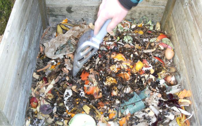 de 5-6 mois en compost demi-mûr. Ce jeune compost peut servir de paillage autour des arbres, dans les massifs ou dans le potager où il finira son cycle de maturation.