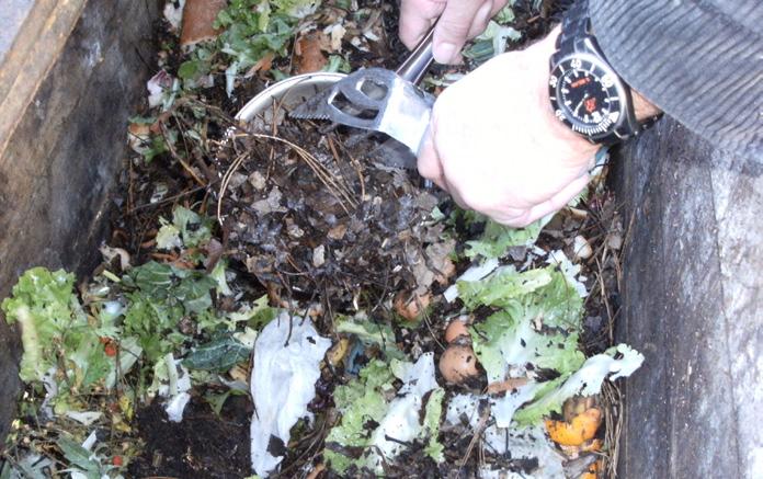 herbes. Il pourra être incorporé dans le sol au bout de 6-8 mois. Le compost mûr peut être obtenu au bout de 8 mois.