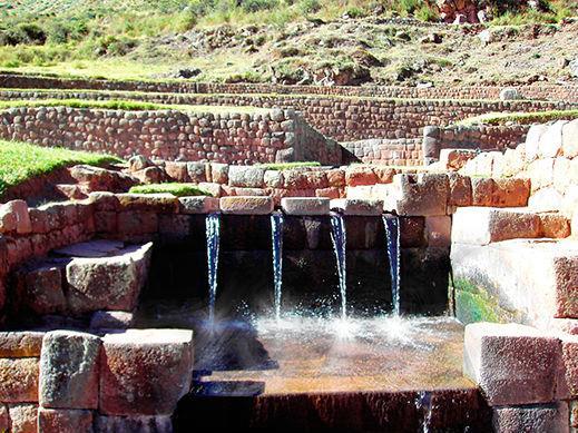 L eau qui coule le long des terrasses, vers les chutes d eaux et les fontaines provient des sources chaudes de la montagne sacrée Pachatusan.