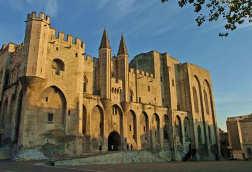 Accueil par votre accompagnateur et départ pour la première partie de la visite de la ville d Avignon.