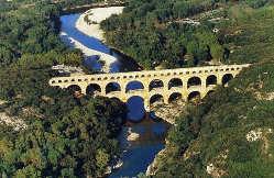 Déjeuner au restaurant. Route pour le Pont du Gard et visite. Chef d œuvre de l architecture antique, l aqueduc du Pont du Gard est une des plus belles constructions romaines de la région.