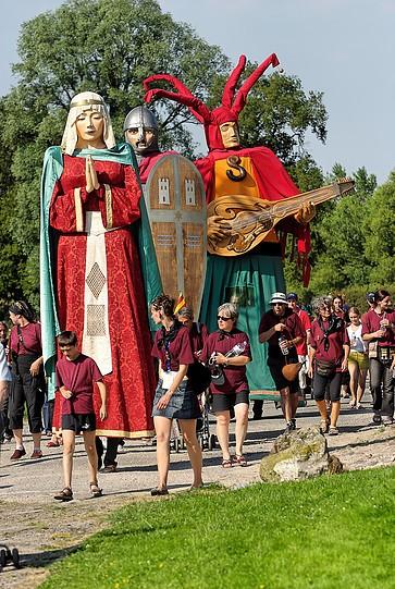 Terre de traditions, Saint Sylvestre Cappel perpétue aussi celle des géants portés depuis 2001 avec la naissance de Sylvestre le Ménestrel.