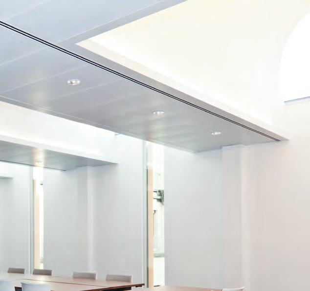 Plafond rafraîchissant métallique intégré avec des puits de lumière Module de plafond hybride avec éclairage et élements acoustiques Multifonctionnalité Confort ambiant Refroidissement Chauffage