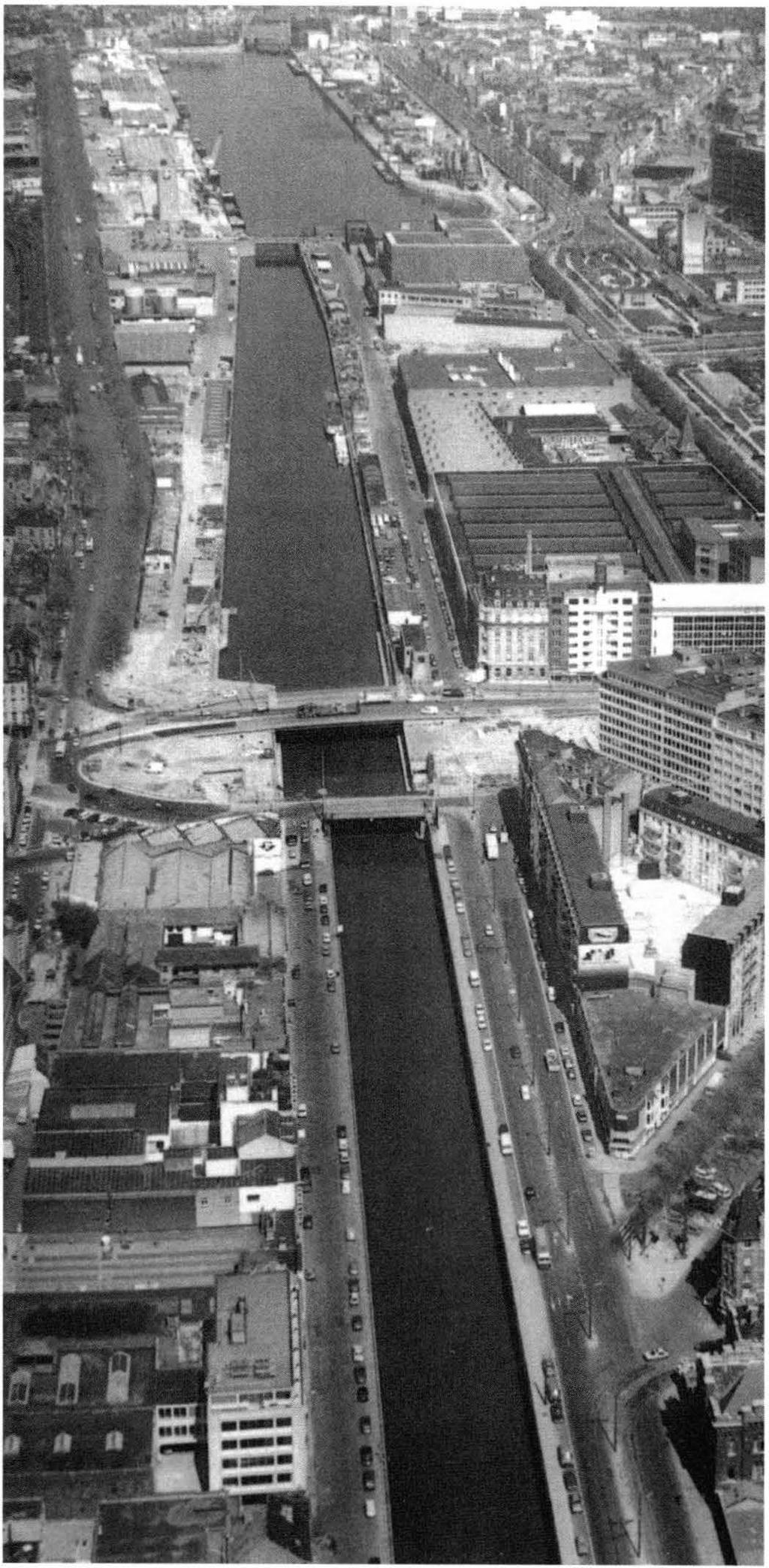UN CANAL ET UN PORT DE PLUS DE QUATRE SIÈCLES Le canal de Willebroeck, inauguré en 1561, fut l'un des premiers canaux construits en Europe.