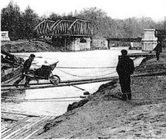 diz aine d'anné es ap rès la fermeture de l'us ine qui les Près du pont Van Praet, l'usine et le familistère Godin (q uai emp loy ait.