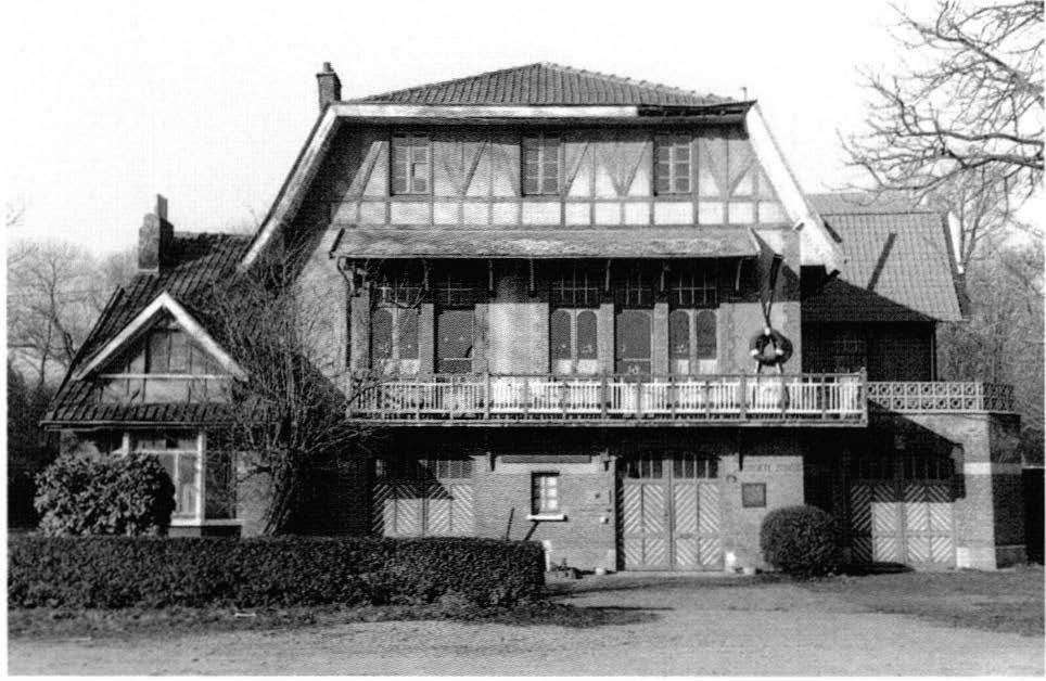 Un des pavillons et ses garages à bateaux, construil'i en 1910 par l'union Nautique de Bruu lle,, existent toujours entre les im;tallation"i de la firme Solvay et le site de,;; Cokeries du Marly.