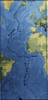 La convergence de plaques océanique et continentale Une profonde vallée