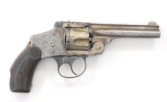 181 REVOLVER SMITH & WESSON CAL 32 (19 cm) canon rond avec bande directrice de tir marquée : «SMITH & WESSON SPRINGFIELD MASS USA PAT D FFBY - 2077 DEC 18.77 MAY 11.80 SEPT 11.83 OCT 2.83 TWO AUG 4.