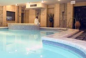 En été, l'hôtel propose également un bar de la piscine qui sert une sélection de collations, des options de repas et de boissons chaudes et froides.