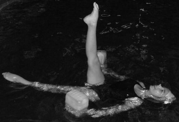 7.4 Position ballet-leg avec bouteille Corps en position allongée sur le dos. Une jambe tendue perpendiculairement à la surface. La position est statique. Les bouteilles sont tenues le long du corps.