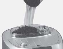 Remplir le réservoir avec du café en grains. Fermer le couvercle en appuyant à fond.