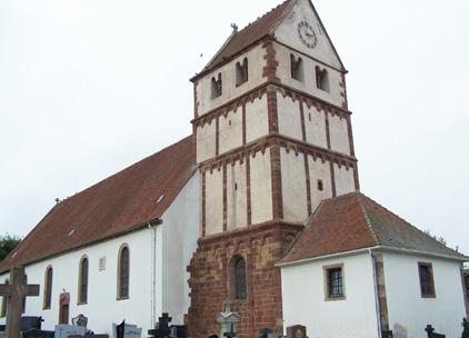 Juste à côté, subsistent les douves du Château du Kochersberg, appelé «Château des Évêques», édifié au XIII e siècle et détruit au XVI e siècle.