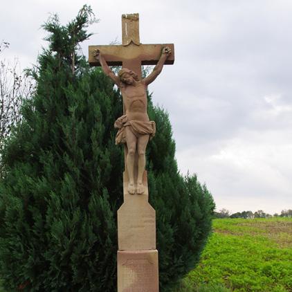 Au cœur de Gebolsheim, sur l emplacement de l ancien cimetière, furent élevées 2 croix en 1768 : une croix en l honneur de sainte Pétronille et une croix plus petite en mémoire du cimetière disparu.