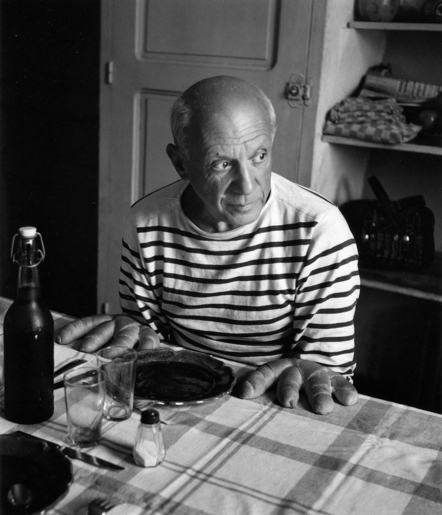 Robert Doisneau, Les pains de Picasso, Vallauris, 1952 L'esprit facétieux de l'artiste s'exprime totalement dans la mise en scène du personnage et de ces objets, donnant à ce