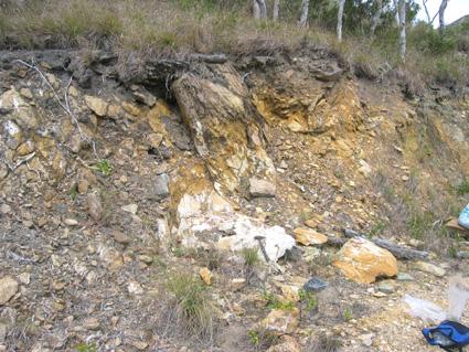 du Col d Amos. 4.1. Gisements du col d Amos. Ces gisements appartiennent à l unité de Pouébo, interprétée par les géologues comme un mélange ophiolitique fortement métamorphique.
