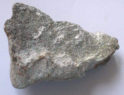 La roche de type pierre à savon apparaît microgrenue (microblastique); très homogène avec une toucher gras et un aspect soyeux caractéristique.