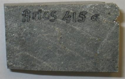 415a : pierre à savon de teinte gris-clair en surface et gris en section d aspect soyeux et de bonne qualité (sans schistosité) riche en talc et