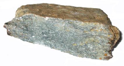 415b : pierre à savon de teinte beige en surface et grise en section d aspect soyeux et de bonne qualité (sans schistosité) riche en talc et