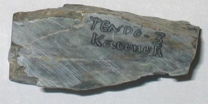 Ech. Tendo 3 : Site de la tribu de Kaounuk à proximité de la tribu de Tendo. Pierre à savon de teinte grise avec une schistosité relativement pénétrative.