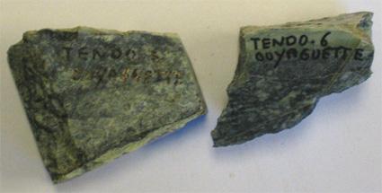 disséminés dans la lame (oxydes ou sulfures?) et quelques cristaux de spinelle de variété picotite (indiquant comme roche source une péridotite.
