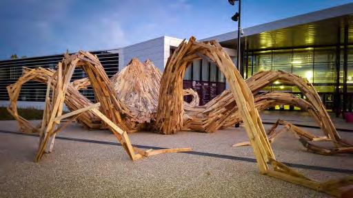 «OCTOPUS» Œuvre monumentale de Laurent Martin Octopus, 2016-300 palettes, 10 000 vis, 3,30 x 15 x 17 m Laurent Martin élabore un travail autour de la sculpture et de l installation à partir de